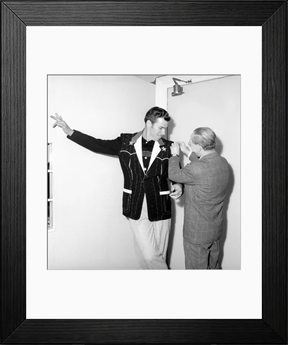Framed Print : Singer Slim Witman. A201-002 Framed Print : Singer Slim Witman. A201-002