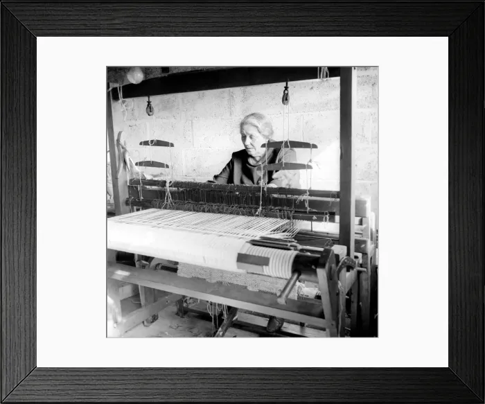 Framed Print : The Spinnerse guild of Kent. Women using hand operated loom