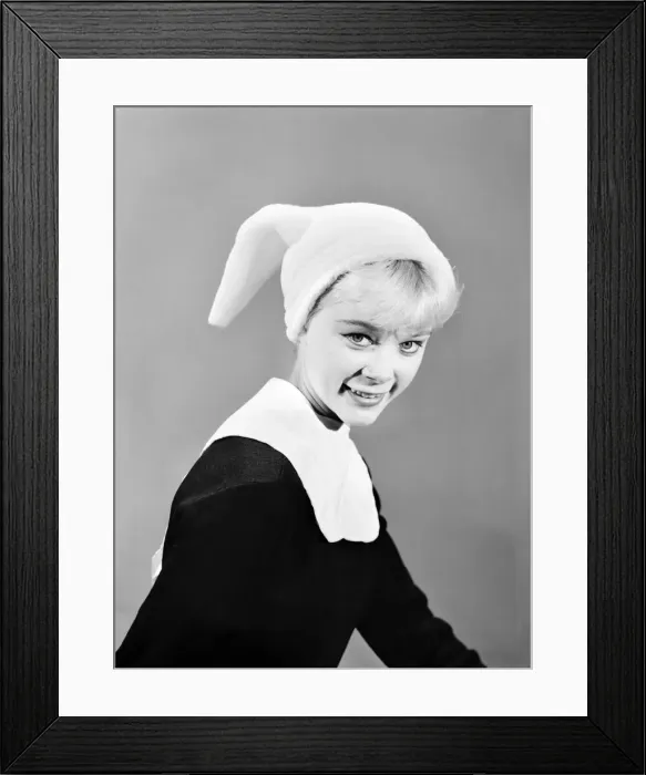 Framed Print : Clothing: Fashion: Head scarf. 1955 B249-001 Framed Print : Clothing: Fashion: Head scarf. 1955 B249-001