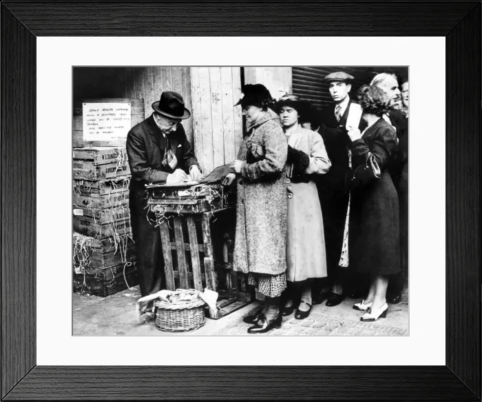 Framed Print : A wholesaler at Covent Garden market in London registers his customers Framed Print : A wholesaler at Covent Garden market in London registers his customers
