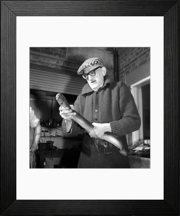 Framed Print : Freshly caught eels seen here being prepare to be made in to East London Framed Print : Freshly caught eels seen here being prepare to be made in to East London