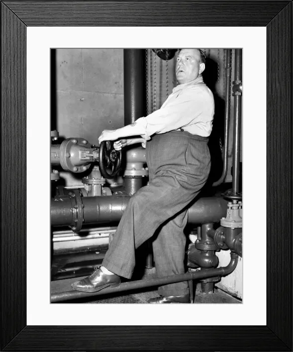 Framed Print : Workman: Man who turns on the pumps for the Trafalgar Square fountains. 1957 A88-009