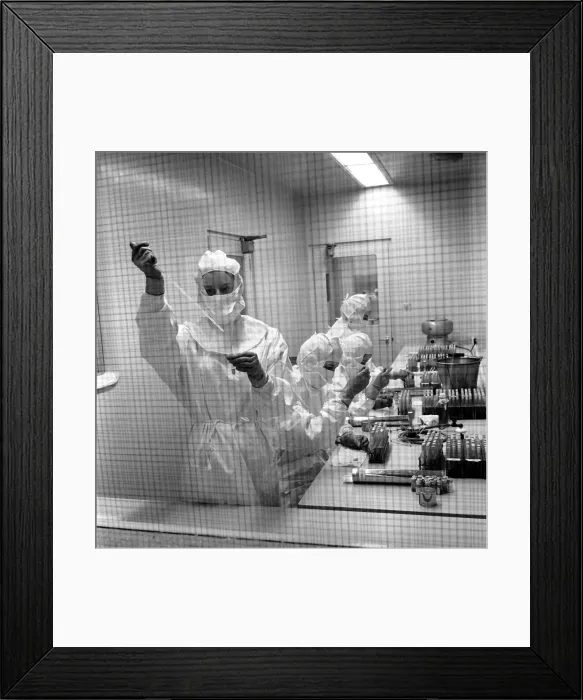 Framed Print : Medical: Polio vaccine laboratory. 1960 A834-003 Framed Print : Medical: Polio vaccine laboratory. 1960 A834-003
