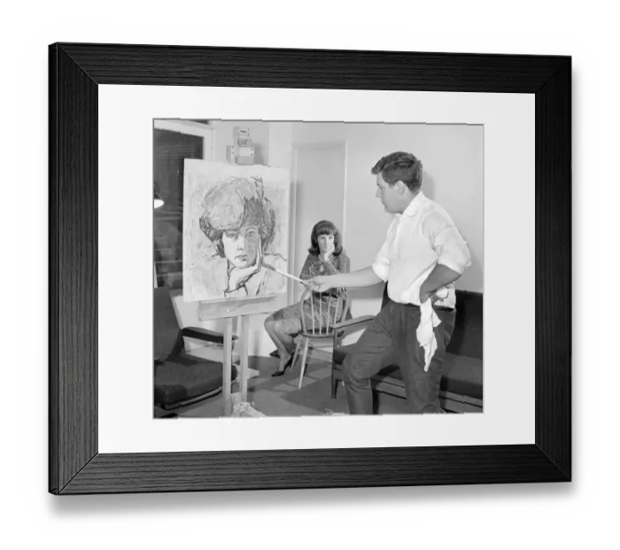 Framed Print : Z-Cars actor Colin Welland seen here relaxing by painting. 1966 A969-004