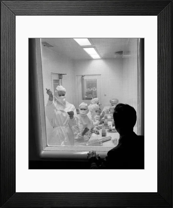 Framed Print : Medical: Polio vaccine laboratory. 1960 A834-002