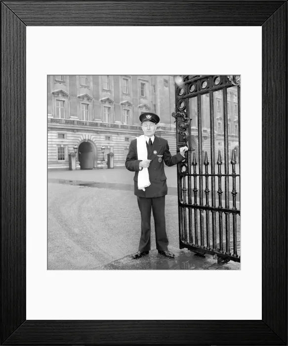 Framed Print : The Royal Postman stands at the gates to Buckingham Palace before collecting Queen Framed Print : The Royal Postman stands at the gates to Buckingham Palace before collecting Queen