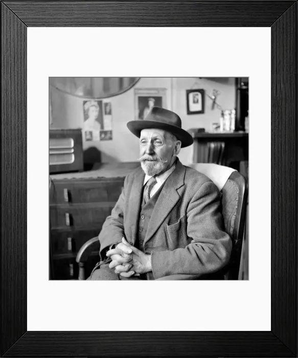 Framed Print : Snappy dressing pensioner. Wally Mill know as the Dandy'by the way he dresses