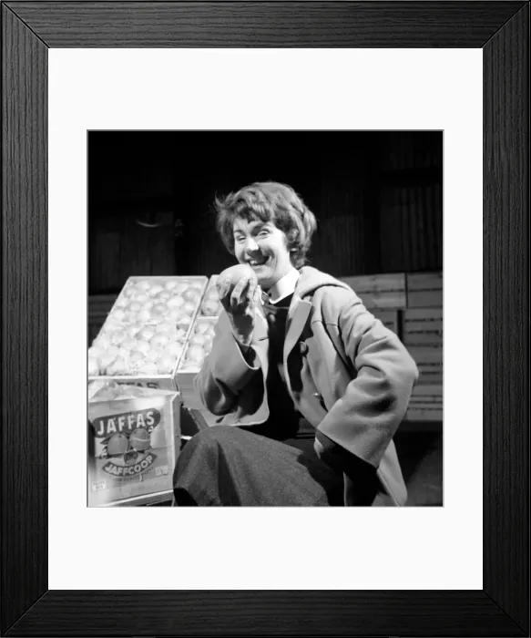 Framed Print : Food: Fruit: Oranges: Orange testers at Surrey Docks. March 1958 A658-009