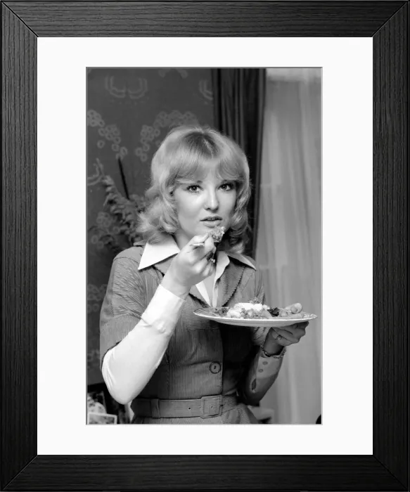 Framed Print : Actress Lyn Paul seen here at the home of Sonia Allison the Daily Mirror cook who Framed Print : Actress Lyn Paul seen here at the home of Sonia Allison the Daily Mirror cook who