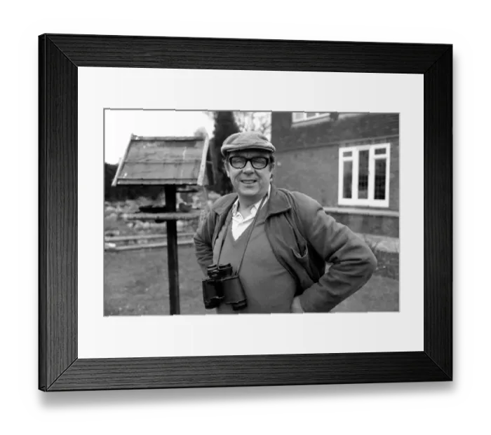 Framed Print : Comedian Eric Morecambe seen here at his Hertfordshire home 1971 71-12050-007