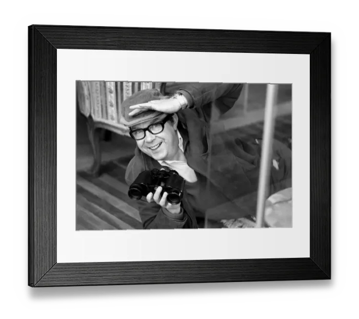 Framed Print : Comedian Eric Morecambe seen here at his Hertfordshire home 1971 71-12050-004
