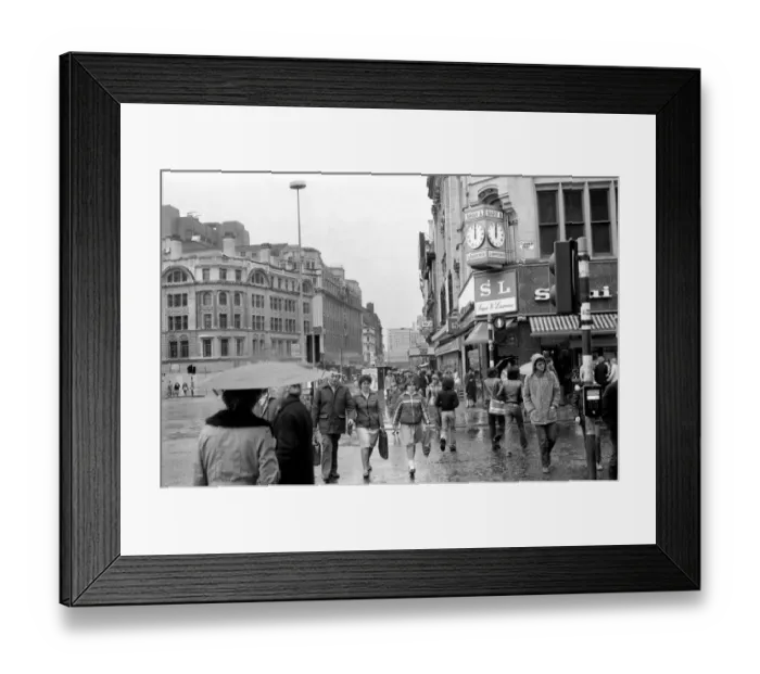 Framed Print : Manchester: Manchesters Piccadilly  /  Market Street area busy with shoppers before
