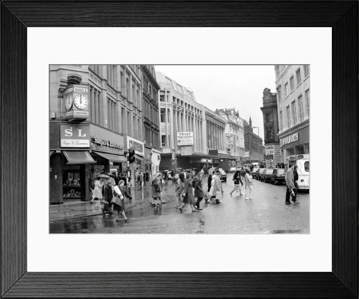 Framed Print : Manchester: Manchesters Piccadilly / Market Street area busy with shoppers before Framed Print : Manchester: Manchesters Piccadilly / Market Street area busy with shoppers before