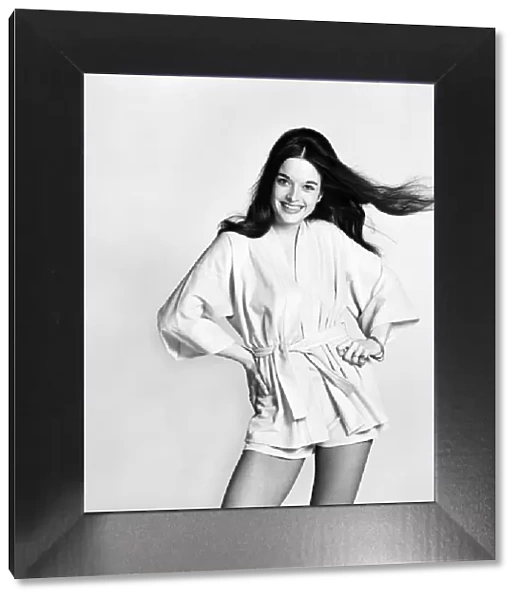 Singer  /  Model: Diane Solomon. March 1975 75-01367-003