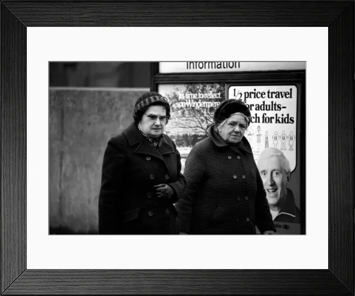 Framed Print : Pensioners: The elderly of Birmingham out and about shopping. March 1981 PM 81-01149-001