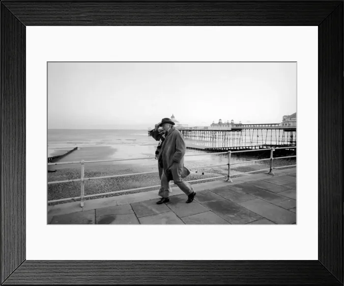 Framed Print : Alf Garnett in Eastbourne: Warren Mitchell as Garnett on the sea-front at Eastbourne
