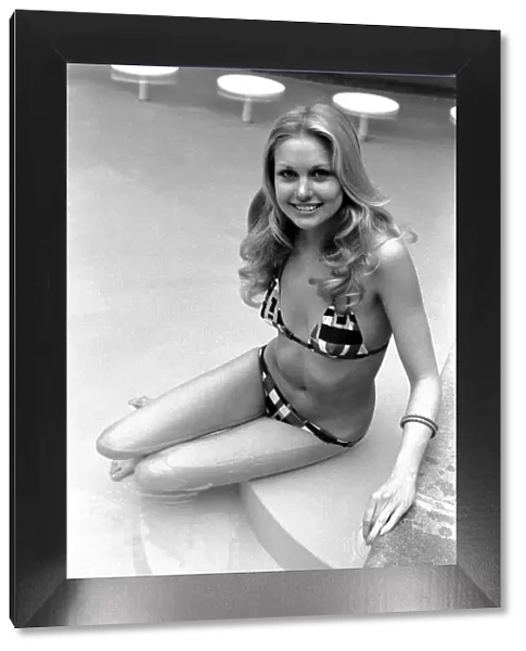 Fashion: Miss South Africa (Miss World). Annaline Kriel. March 1975 75-01350-023