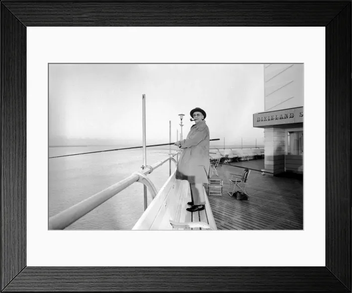 Framed Print : Alf Garnett in Eastbourne: Warren Mitchell as Garnett on the sea-front at Eastbourne Framed Print : Alf Garnett in Eastbourne: Warren Mitchell as Garnett on the sea-front at Eastbourne