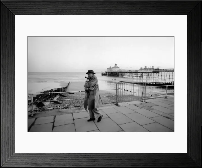 Framed Print : Alf Garnett in Eastbourne: Warren Mitchell as Garnett on the sea-front at Eastbourne