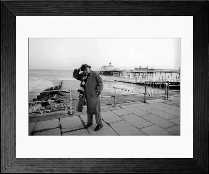 Framed Print : Alf Garnett in Eastbourne: Warren Mitchell as Garnett on the sea-front at Eastbourne Framed Print : Alf Garnett in Eastbourne: Warren Mitchell as Garnett on the sea-front at Eastbourne