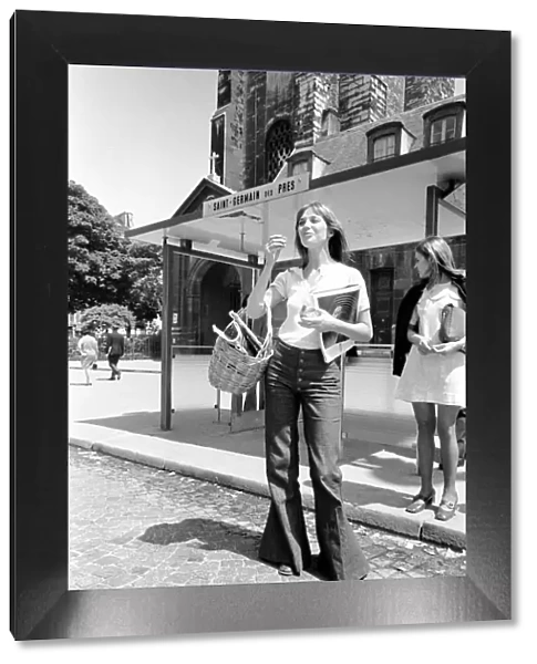 Actress: Jane Birkin shopping in Paris. June 1970 70-6820-017