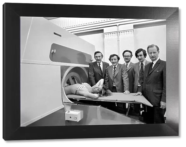 Model Gillian Duxbury in the E. M. I. X-Ray scanner with the team from L  /  R Godfrey