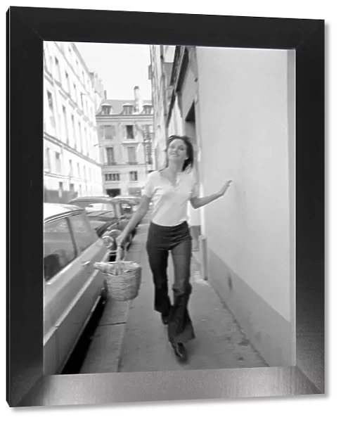 Actress: Jane Birkin shopping in Paris. June 1970 70-6820-016
