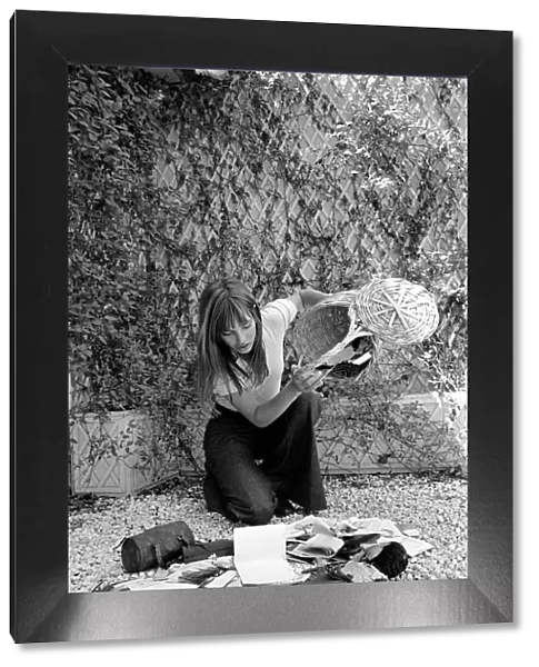 Actress: Jane Birkin shopping in Paris. June 1970 70-6820-018