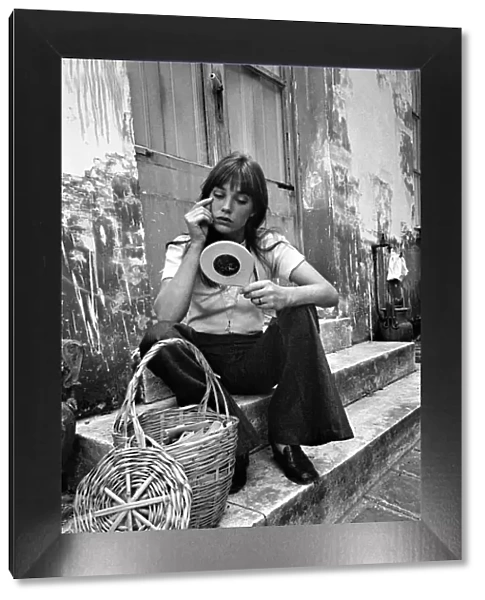 Actress: Jane Birkin shopping in Paris. June 1970 70-6820