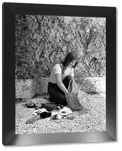 Actress: Jane Birkin shopping in Paris. June 1970 70-6820-010