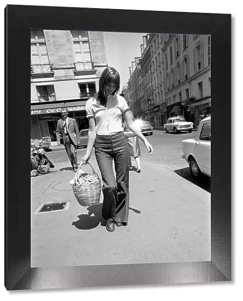 Actress: Jane Birkin shopping in Paris. June 1970 70-6820-005