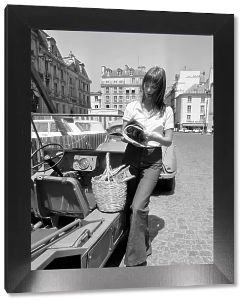 Actress: Jane Birkin shopping in Paris. June 1970 70-6820-002