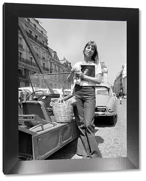 Actress: Jane Birkin shopping in Paris. June 1970 70-6820-008