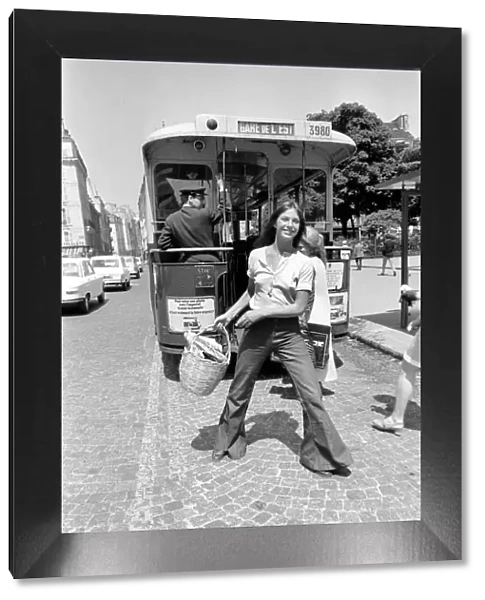 Actress: Jane Birkin shopping in Paris. June 1970 70-6820-001