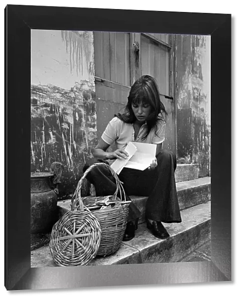 Actress: Jane Birkin shopping in Paris. June 1970 70-6820-014
