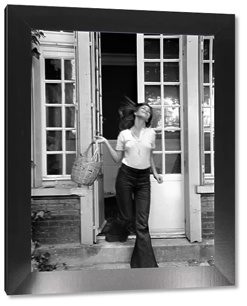 Actress: Jane Birkin shopping in Paris. June 1970 70-6820-012