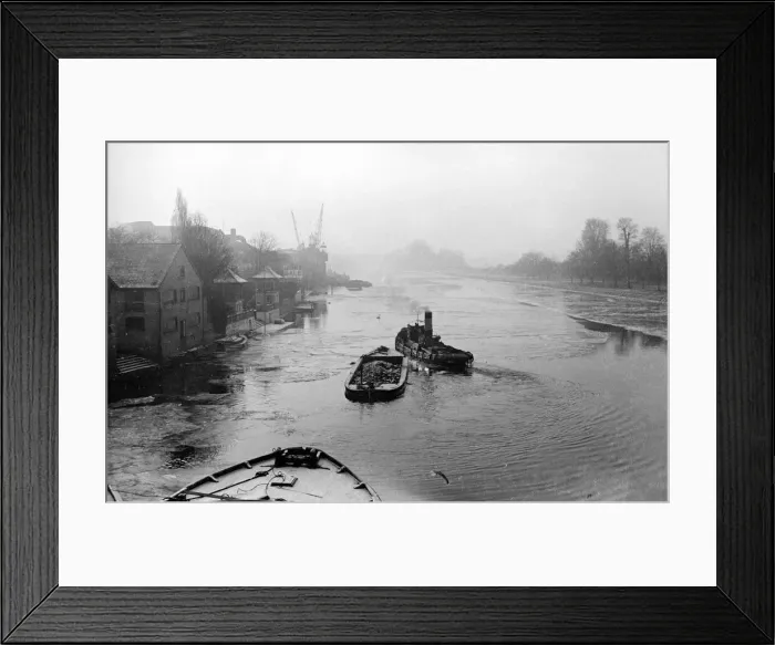 Framed Print : The river tug Thames makes its way through the frozen river Thames at Teddington Framed Print : The river tug Thames makes its way through the frozen river Thames at Teddington