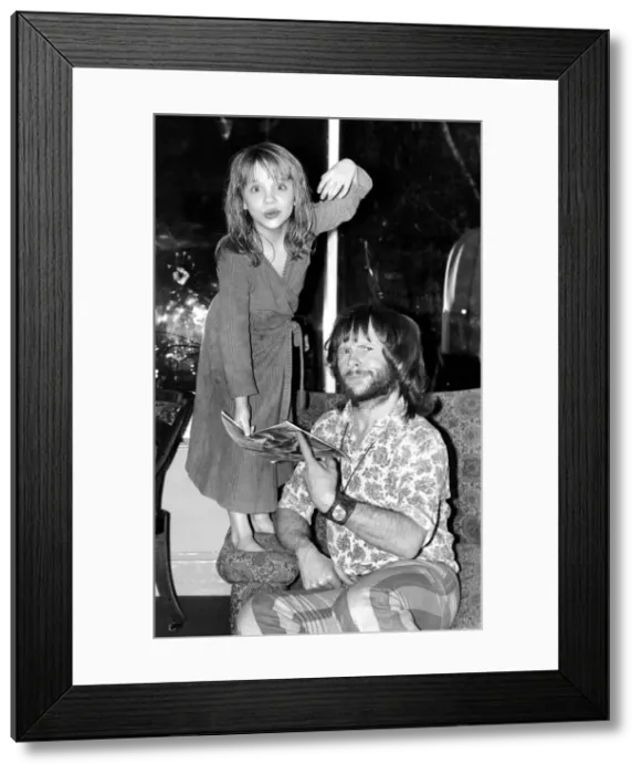 Framed Print : Bill Oddie seen here at home with his daughters. Oddie is a member of the Goodies Framed Print : Bill Oddie seen here at home with his daughters. Oddie is a member of the Goodies