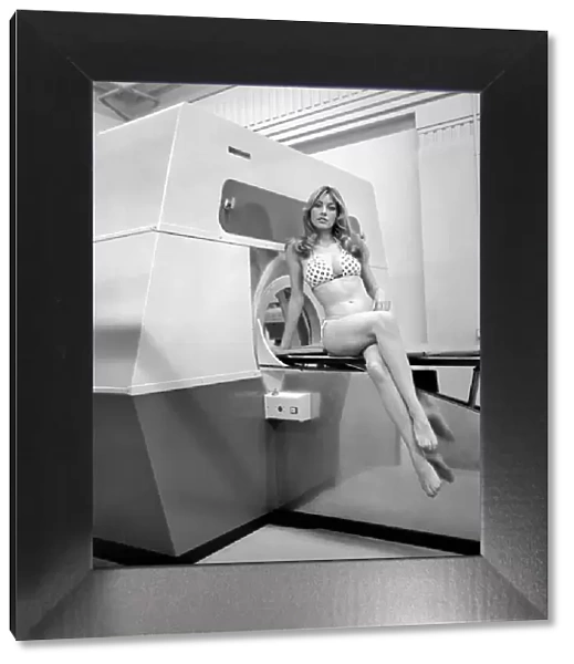 Model Gillian Duxbury with the E. M. I. X-Ray scanner. April 1975 75-1905-001