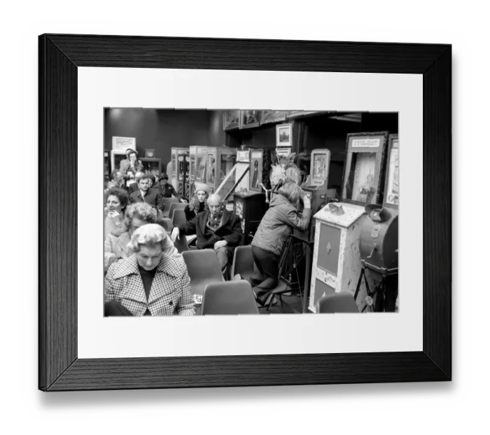 Framed Print : Sothebys Belgravia Showrooms in Motcomb Street, W. 1 Framed Print : Sothebys Belgravia Showrooms in Motcomb Street, W. 1