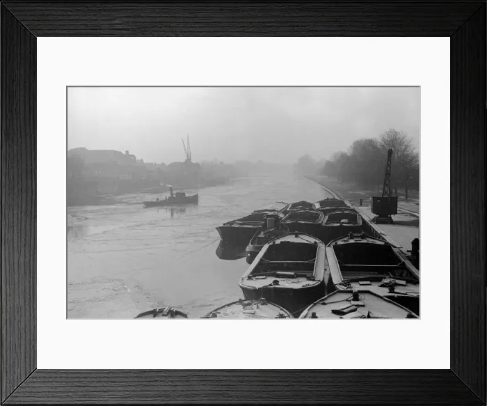 Framed Print : The river tug Thames makes its way through the frozen river Thames at Teddington Framed Print : The river tug Thames makes its way through the frozen river Thames at Teddington