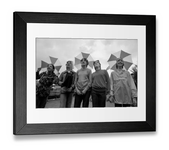 Framed Print : Wimbledon 1980: 2nd day. Funny hats: School girls, left to right: Andrea Graves