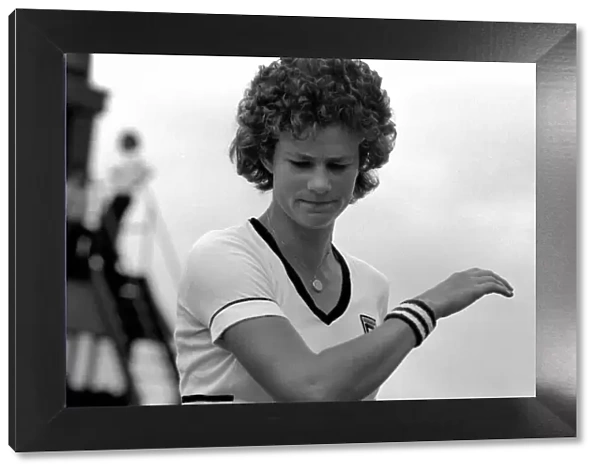Wimbledon 1980. 7th day. Pam Shriver vs. B. J. King. June 1980 80-3384-048