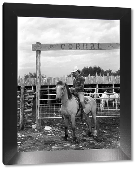 People: Cowboys with horses at a ranch in the USA. December 1980 80-07236-005