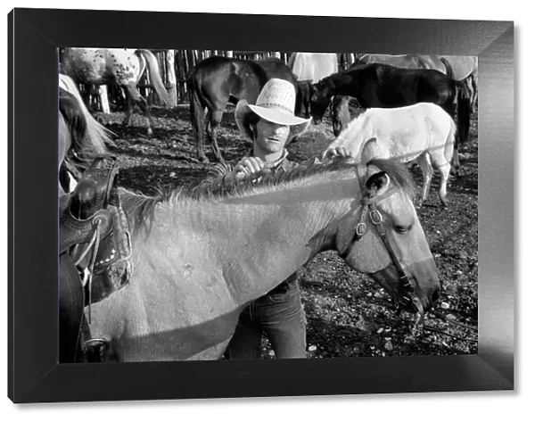People: Cowboys with horses at a ranch in the USA. December 1980 80-07236-004