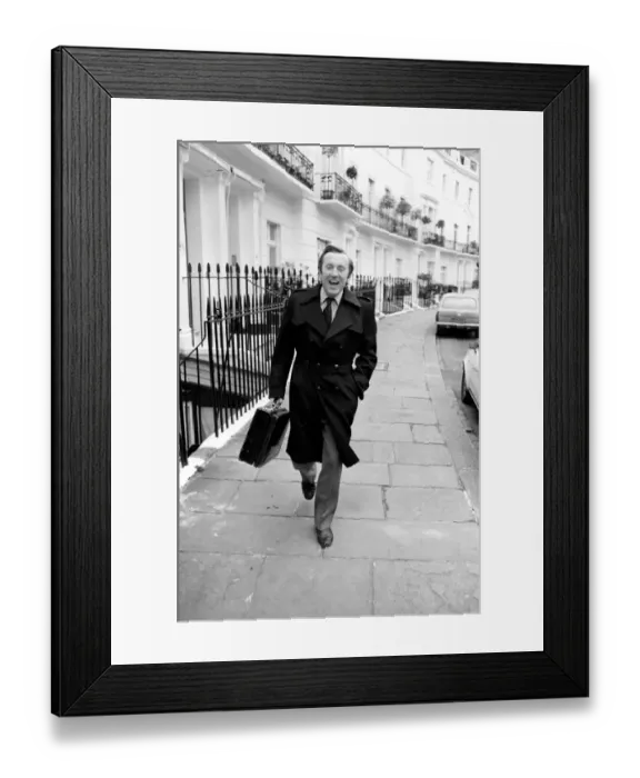 Framed Print : Entertainment: Television. David Frost was off to hold talks all over London Framed Print : Entertainment: Television. David Frost was off to hold talks all over London
