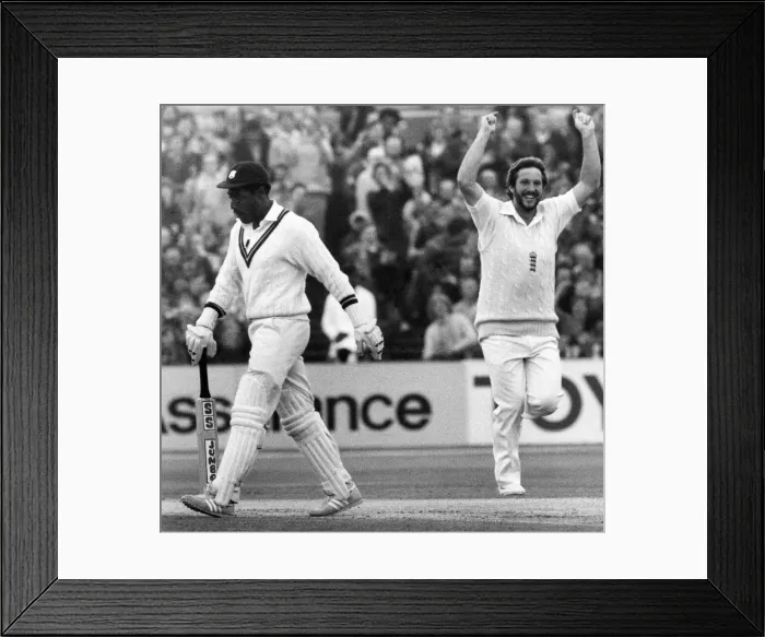 Framed Print : Ian Botham celebrates getting Viv Richards out during the England v West Indies third