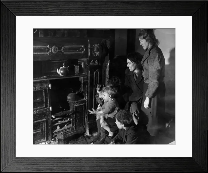 Framed Print : Jean Kerwin of Chorlton-on-Medlock calls in her neighbour, Mrs Framed Print : Jean Kerwin of Chorlton-on-Medlock calls in her neighbour, Mrs