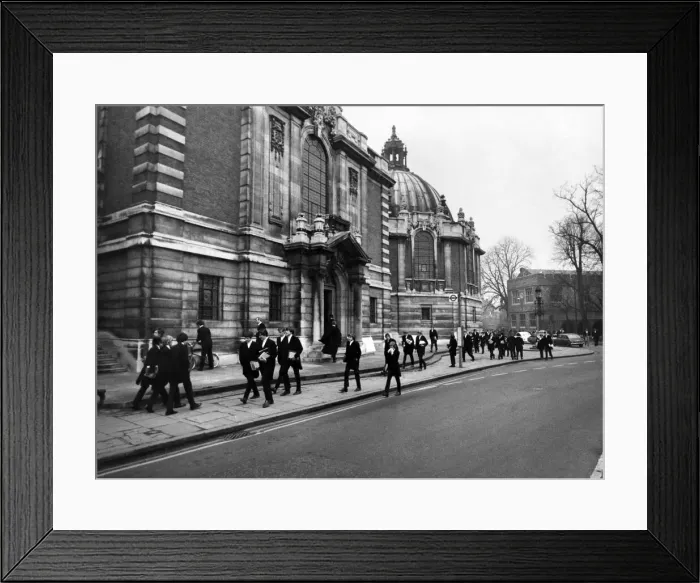 Framed Print : Pupils of Eton school changing class during the morning break around 11: 00 Framed Print : Pupils of Eton school changing class during the morning break around 11: 00