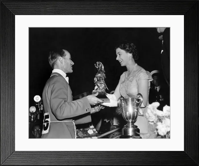 Framed Print : Her Majesty Queen Elizabeth II presenting the King George V Cup to Mr. W. C Framed Print : Her Majesty Queen Elizabeth II presenting the King George V Cup to Mr. W. C